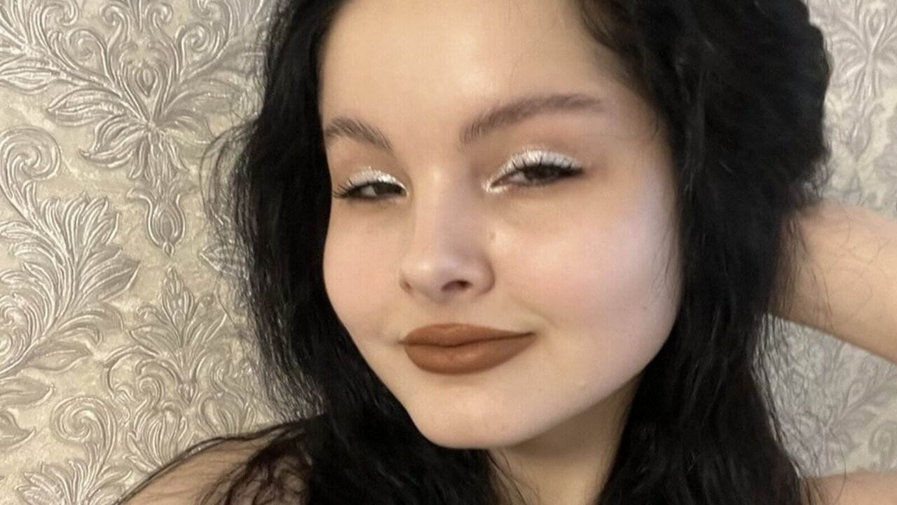 Catch EditaHandley’s Private Cam Show