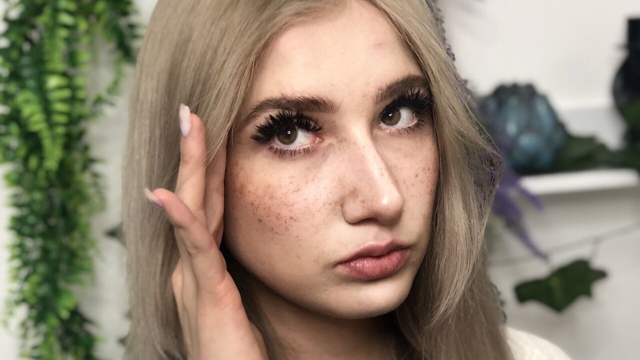 Catch EdwinaHerrin’s Private Cam Show