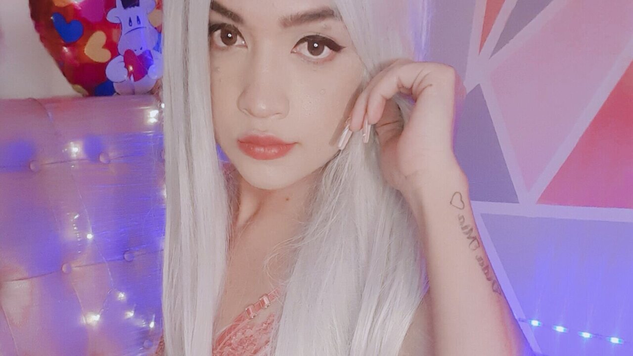 Catch EiseleySophie’s Private Cam Show