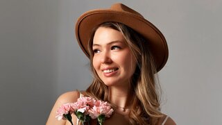 Catch ElaKale’s Private Cam Show