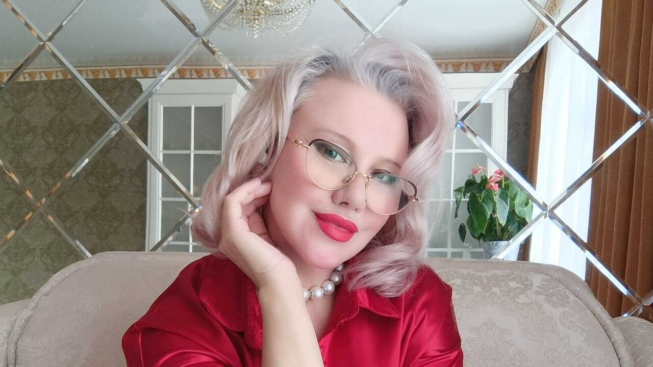 Catch ElenaCmit’s Private Cam Show