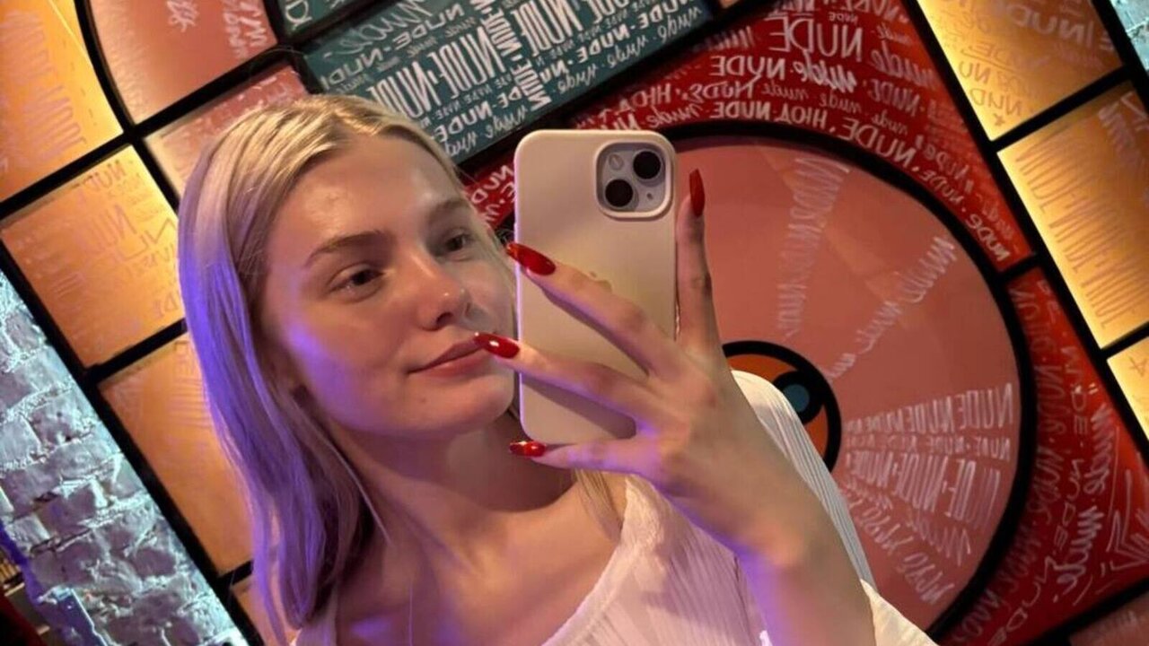 Catch EleneAxley’s Private Cam Show