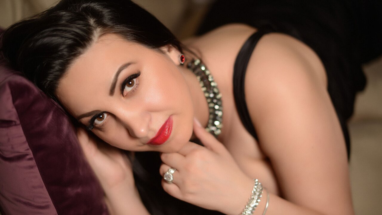 Catch ElesseLust’s Private Cam Show