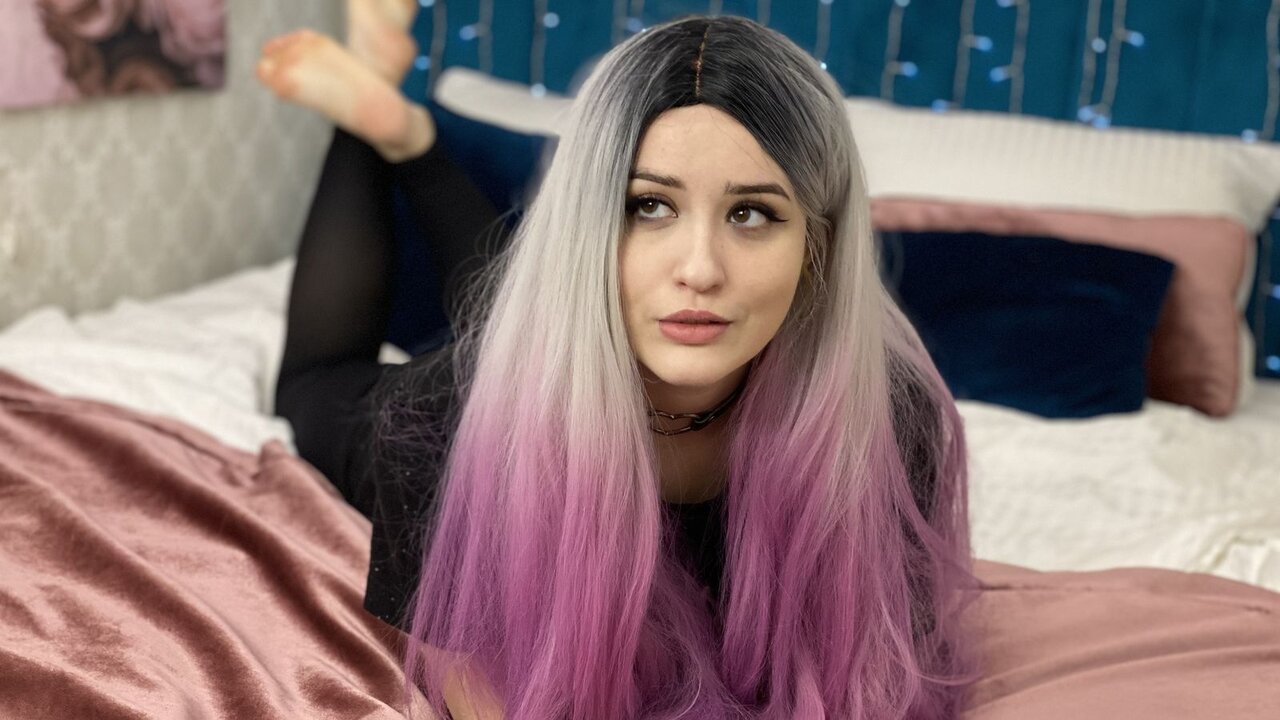 Catch EllaBrook’s Private Cam Show