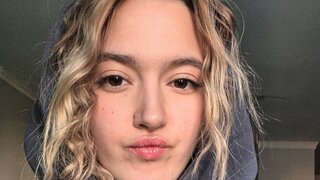 Catch ElwynaBrindle’s Private Cam Show