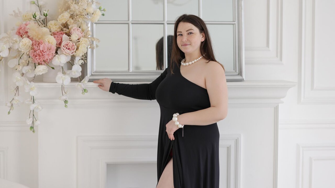 Catch ElzaHope’s Private Cam Show