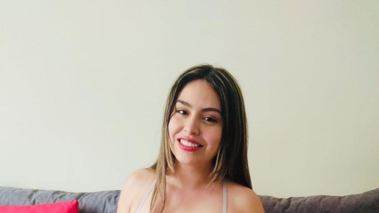 Catch EmileeLimiti’s Private Cam Show