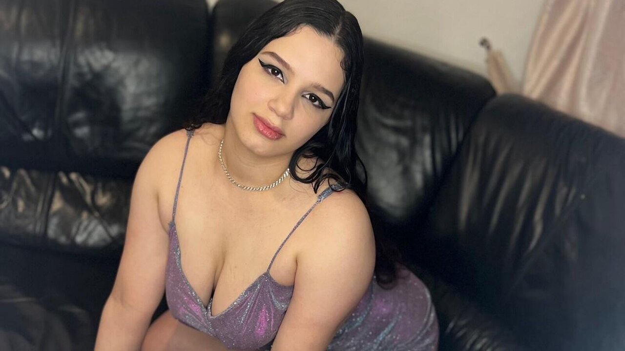 Catch EmiliCatillo’s Private Cam Show