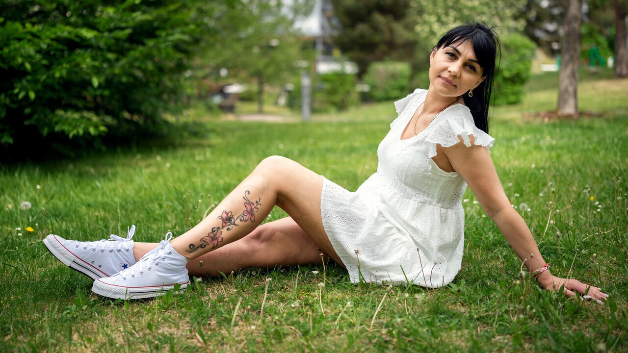 Catch EmilyStreep’s Private Cam Show