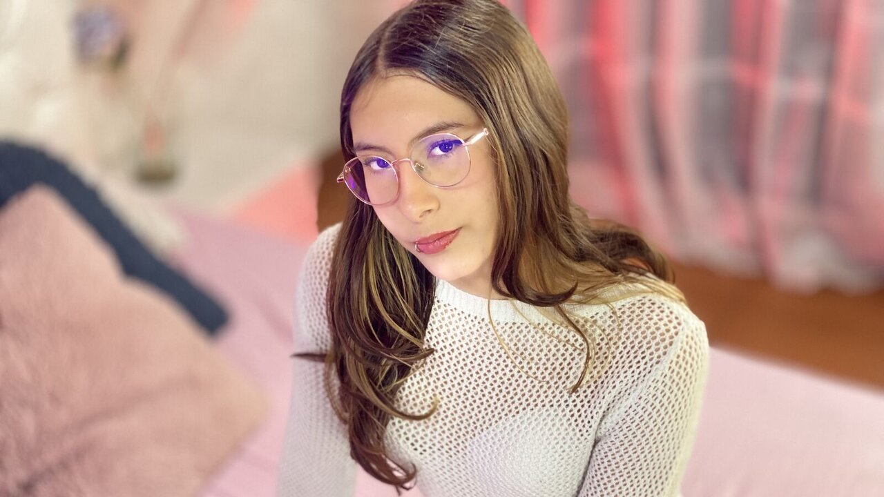 Catch EmmiNova’s Private Cam Show