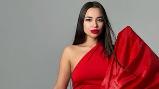 Catch EmmyLee’s Private Cam Show