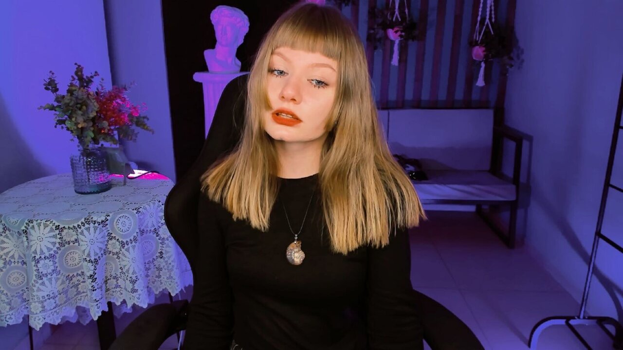 Catch EvaBlas’s Private Cam Show
