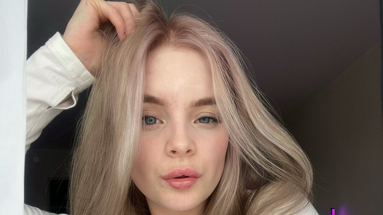 Catch EvaEdlin’s Private Cam Show