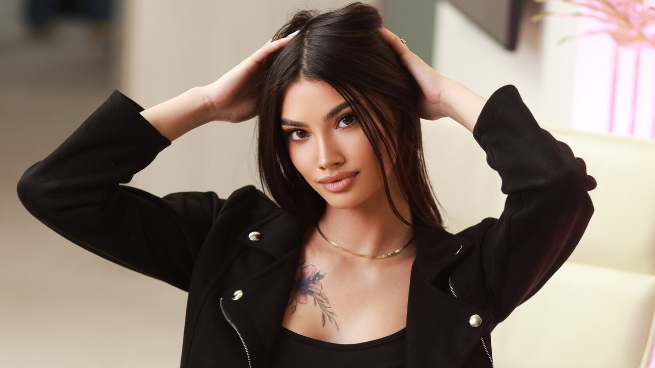 Catch GiaHarts’s Private Cam Show