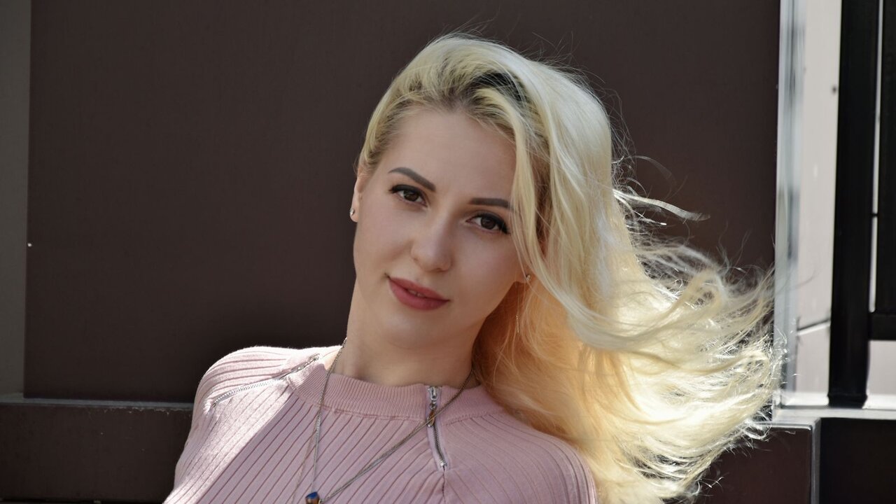 Catch GwenStone’s Private Cam Show