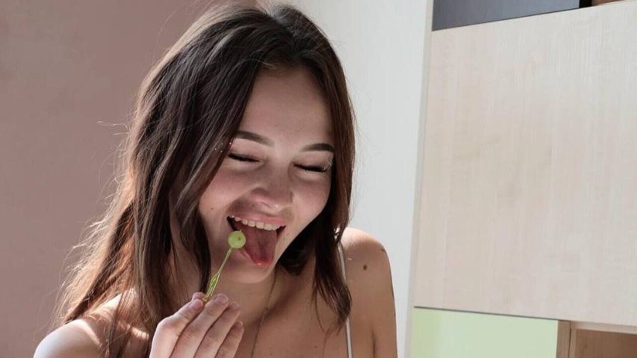 Catch GwendolynCrute’s Private Cam Show