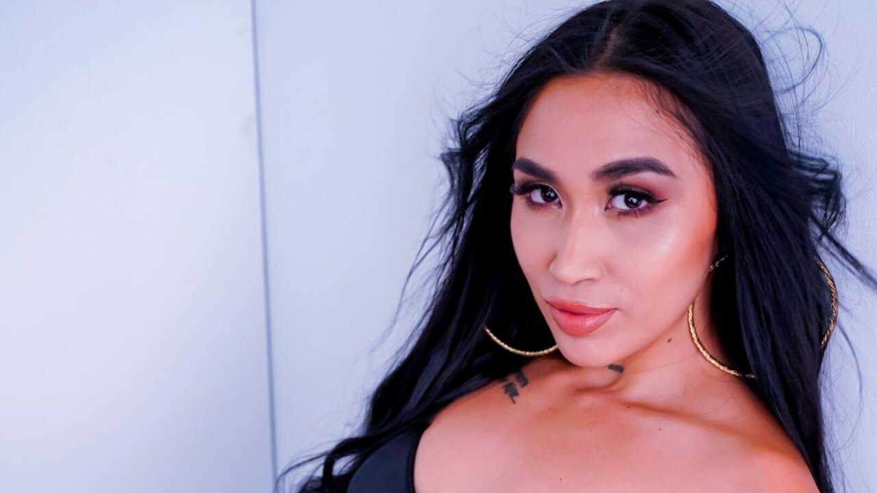 Catch HellenCater’s Private Cam Show