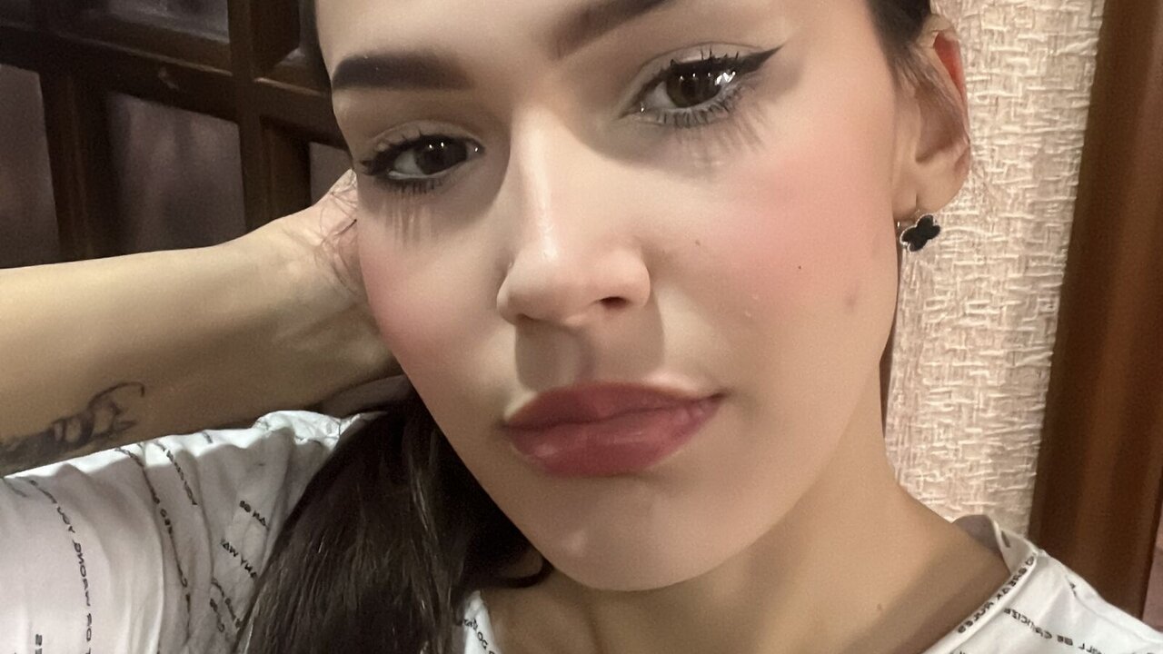 Catch IlonaMasker’s Private Cam Show