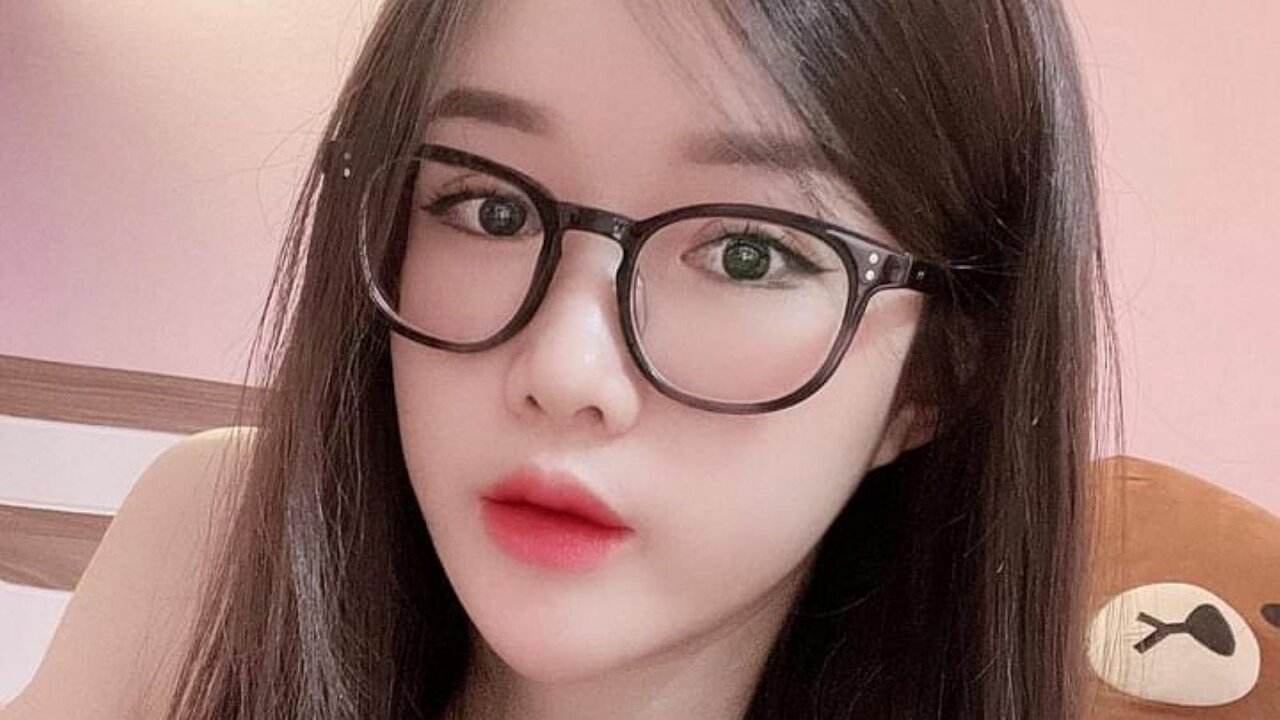 Catch JennaBons’s Private Cam Show