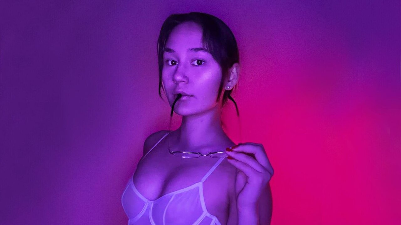 Catch JessicaHeat’s Private Cam Show