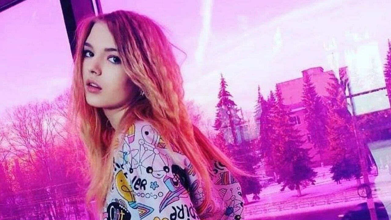 Catch JulianeCretesky’s Private Cam Show