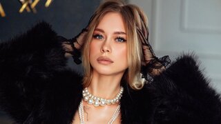 Catch KarolinaConner’s Private Cam Show