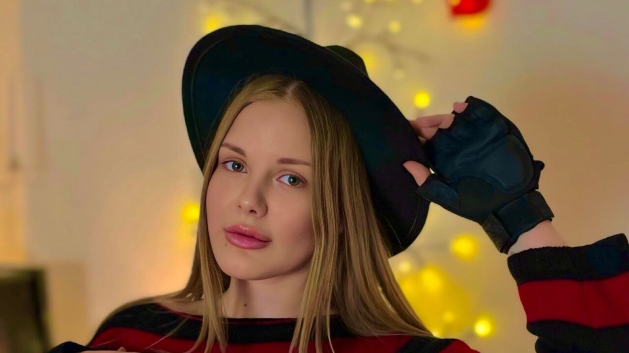 Catch KellySterling’s Private Cam Show