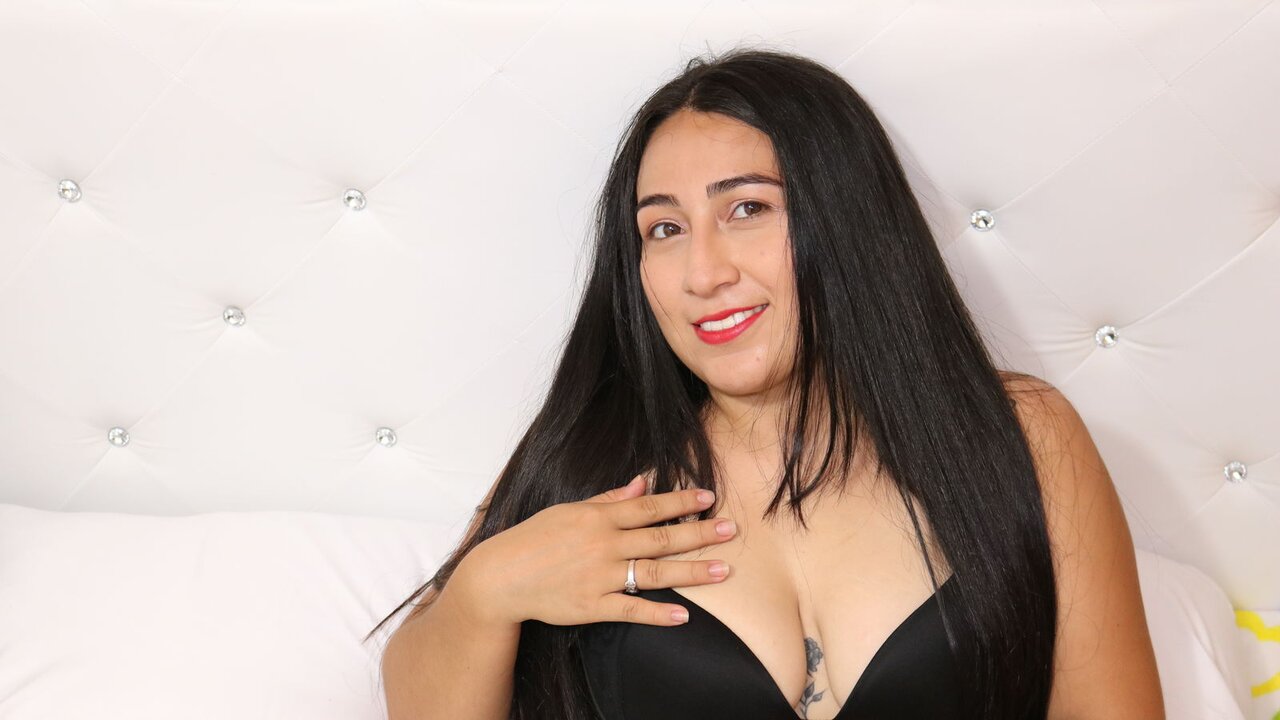 Catch KellyVelez’s Private Cam Show