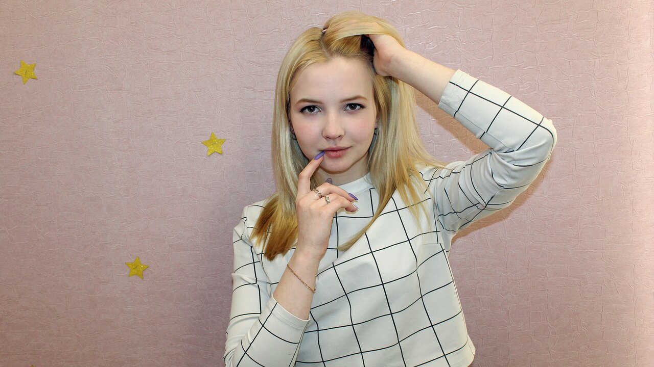 Catch KiraLorris’s Private Cam Show