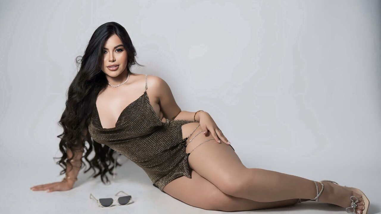 Catch KloeDearl’s Private Cam Show