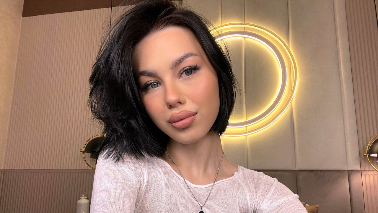 Catch LeyaFoxhall’s Private Cam Show