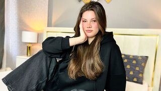 Catch LinaRainer’s Private Cam Show