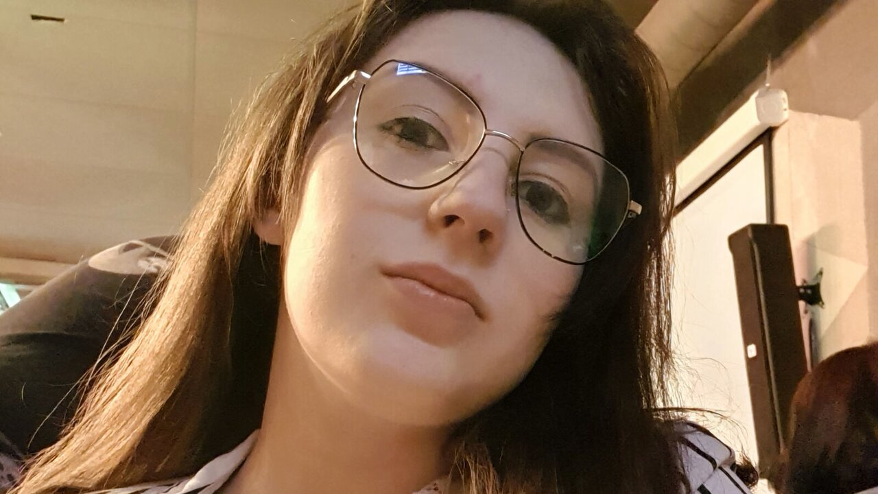 Catch LooSeems’s Private Cam Show