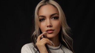 Catch LynetBurrington’s Private Cam Show