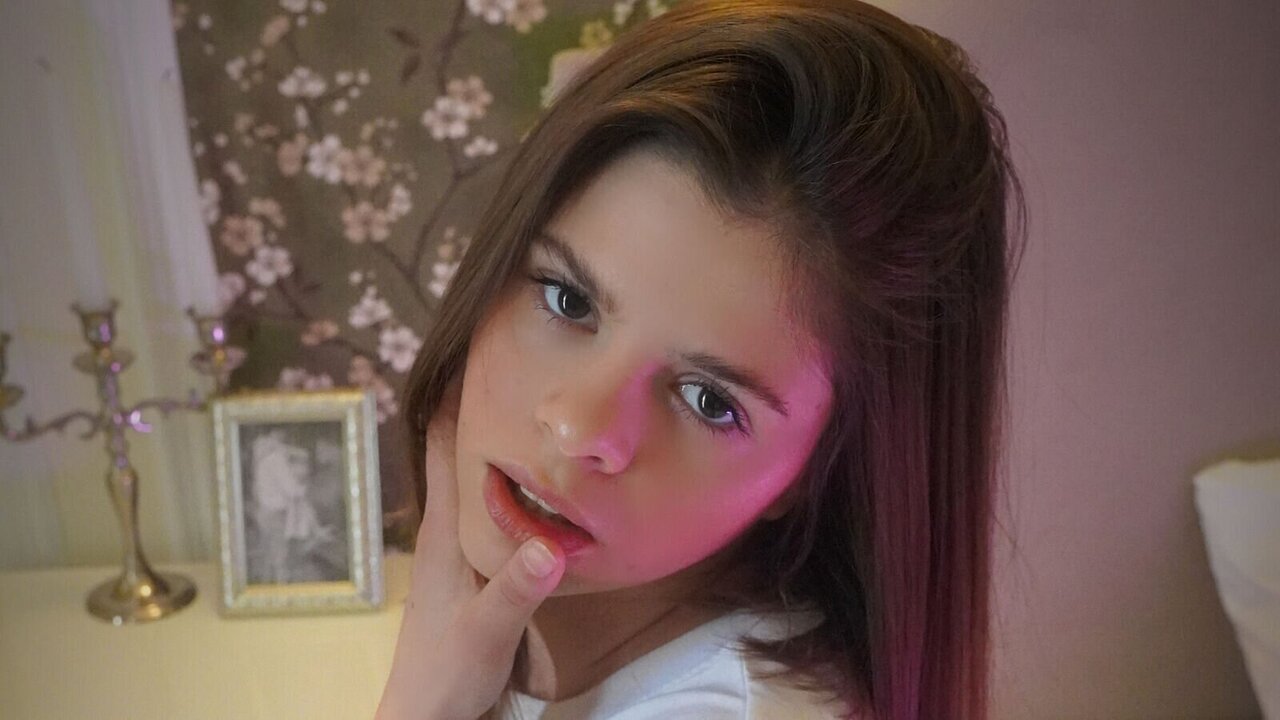 Catch MaddyDoly’s Private Cam Show