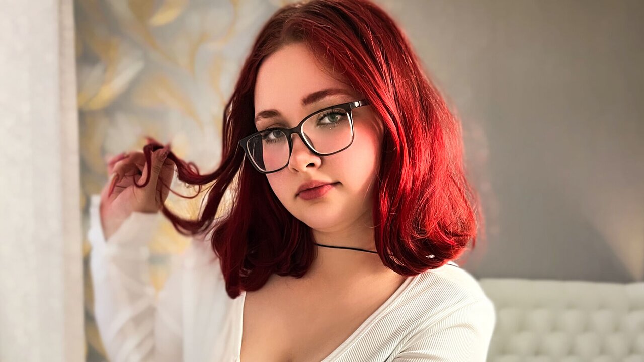 Catch MaddyGrant’s Private Cam Show