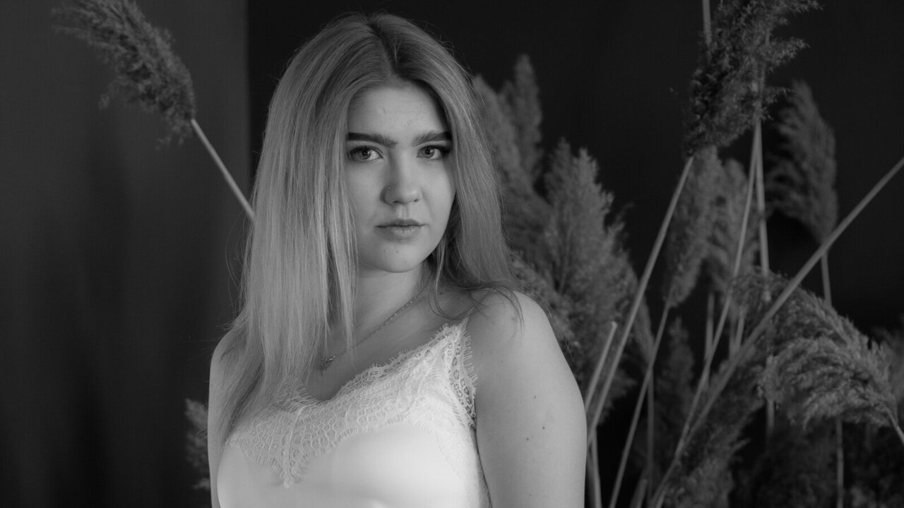 Catch MadelynJes’s Private Cam Show