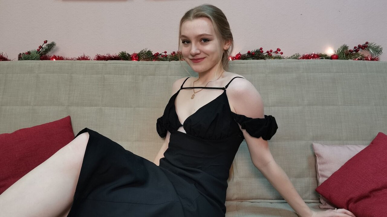 Catch MariellaGreen’s Private Cam Show