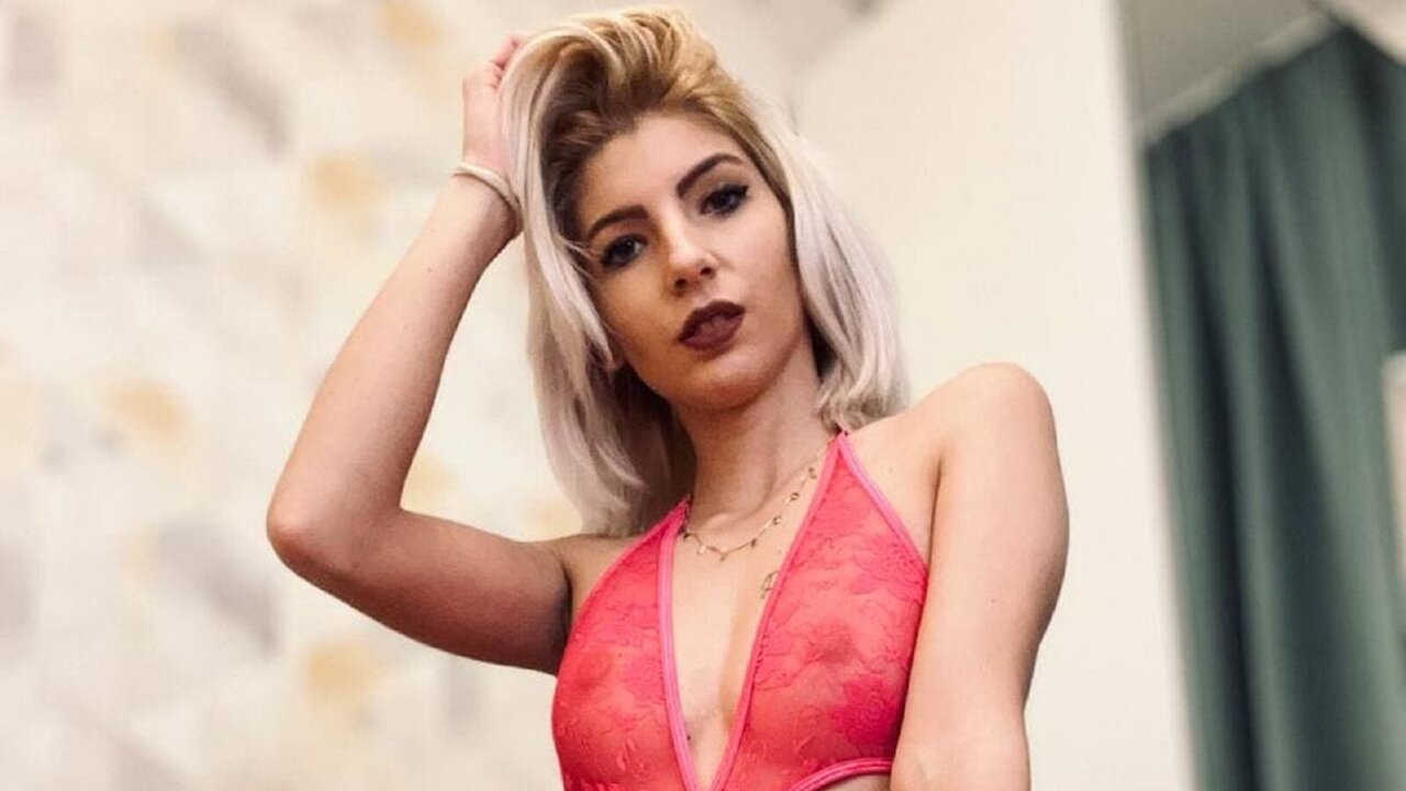 Catch MartinaHorvath’s Private Cam Show