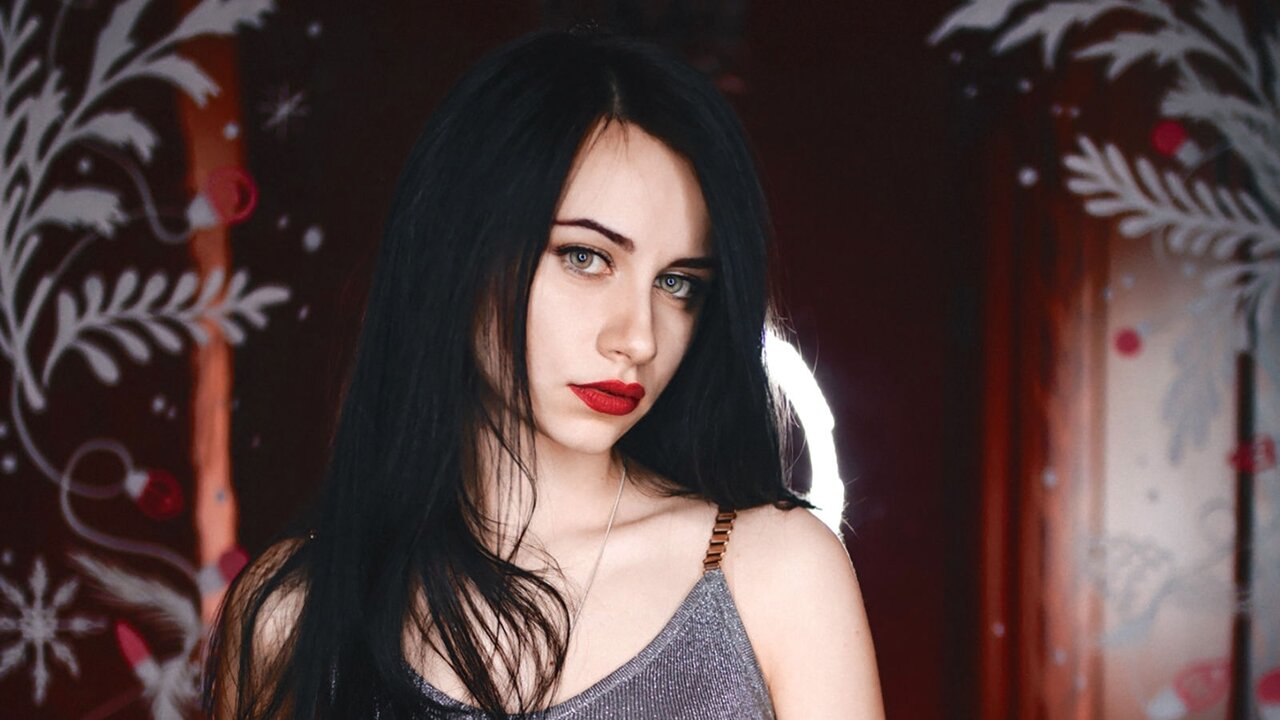 Catch MaryWinewood’s Private Cam Show