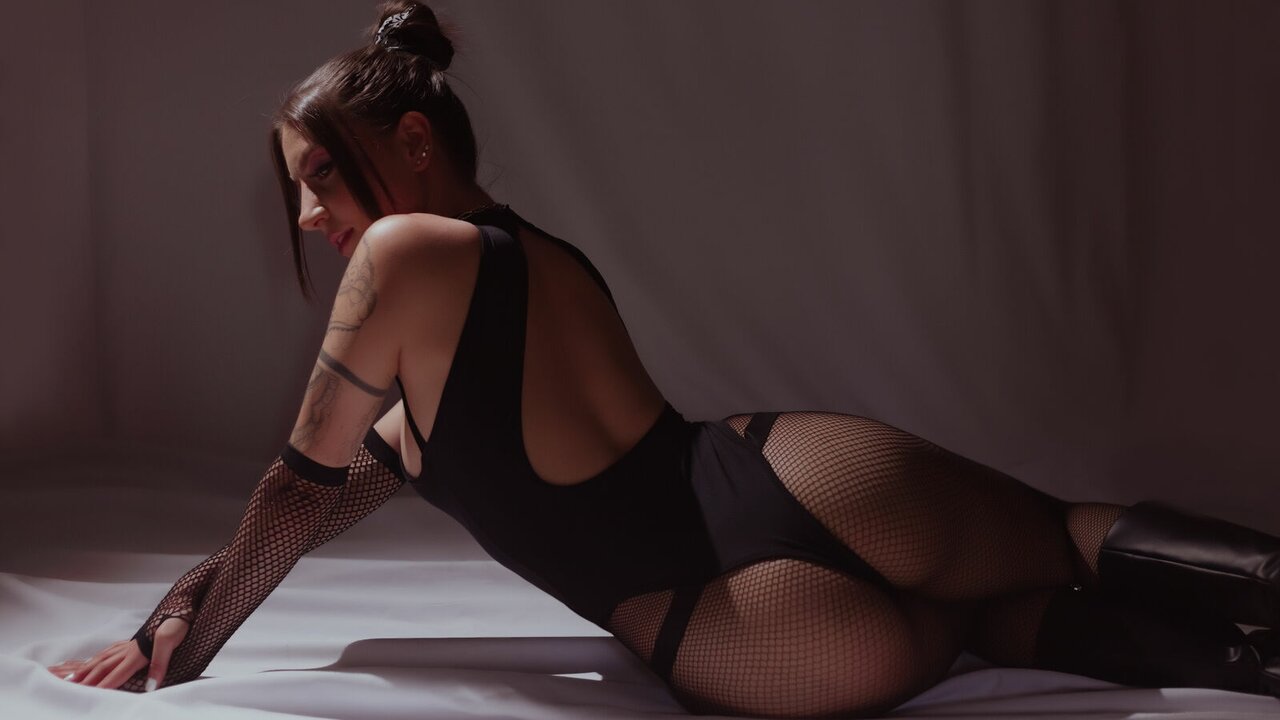 Catch MelaniWels’s Private Cam Show
