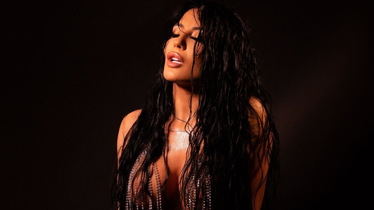 Catch MellAnyass’s Private Cam Show