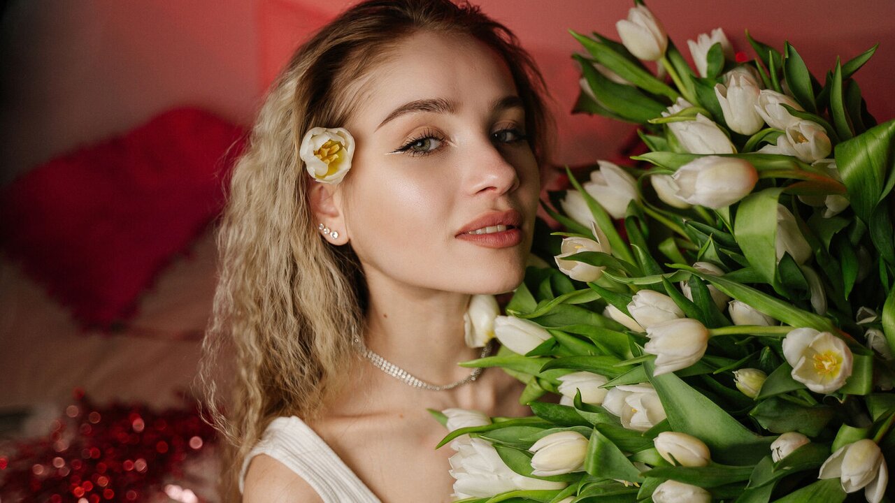 Catch MiaEllien’s Private Cam Show