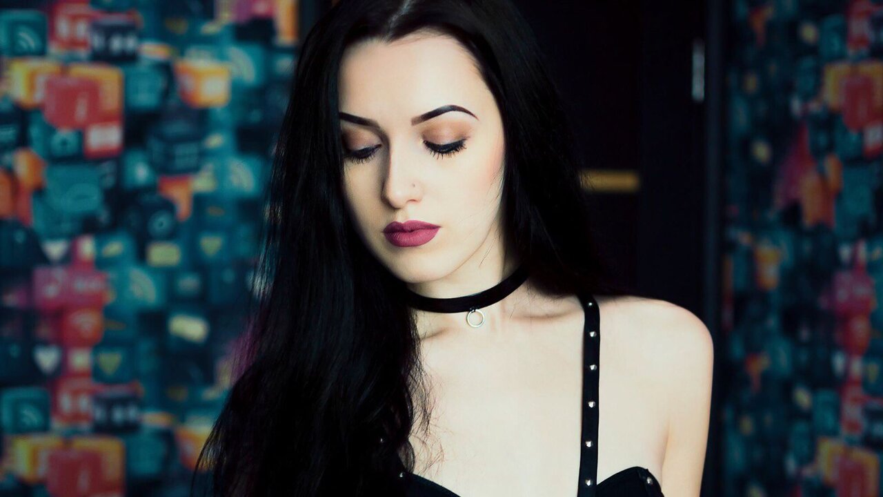 Catch MiaMirage’s Private Cam Show