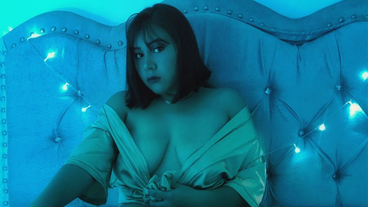 Catch MonserrathRoux’s Private Cam Show