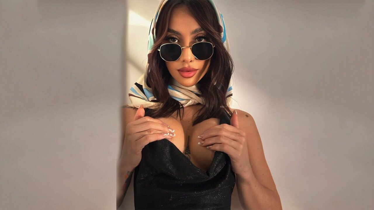 Catch PaulinaColucci’s Private Cam Show