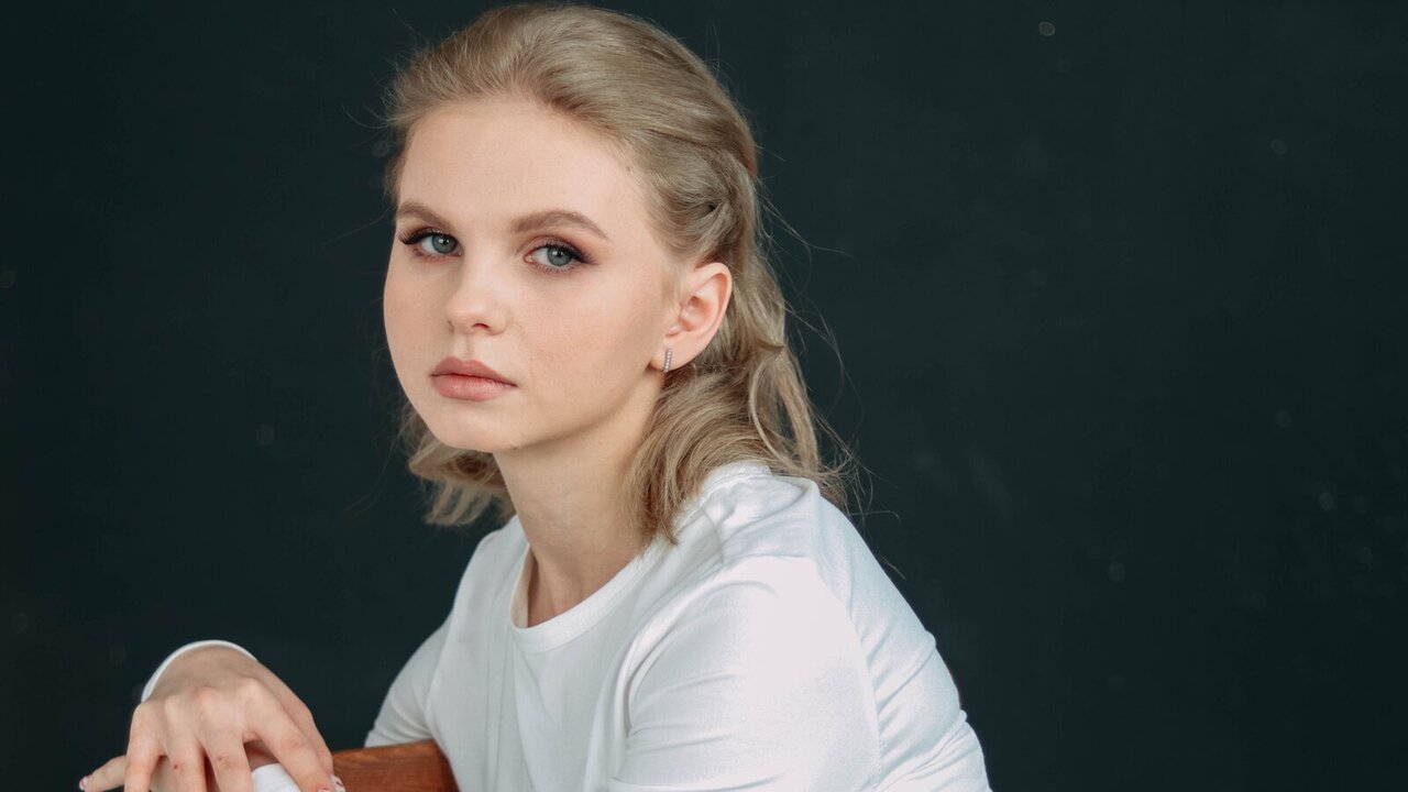 Catch PollyDean’s Private Cam Show