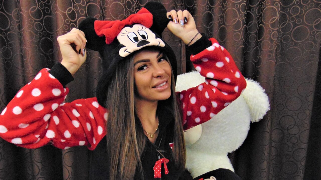 Catch RebeccaHellen’s Private Cam Show