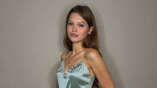 Catch RonnaLamar’s Private Cam Show