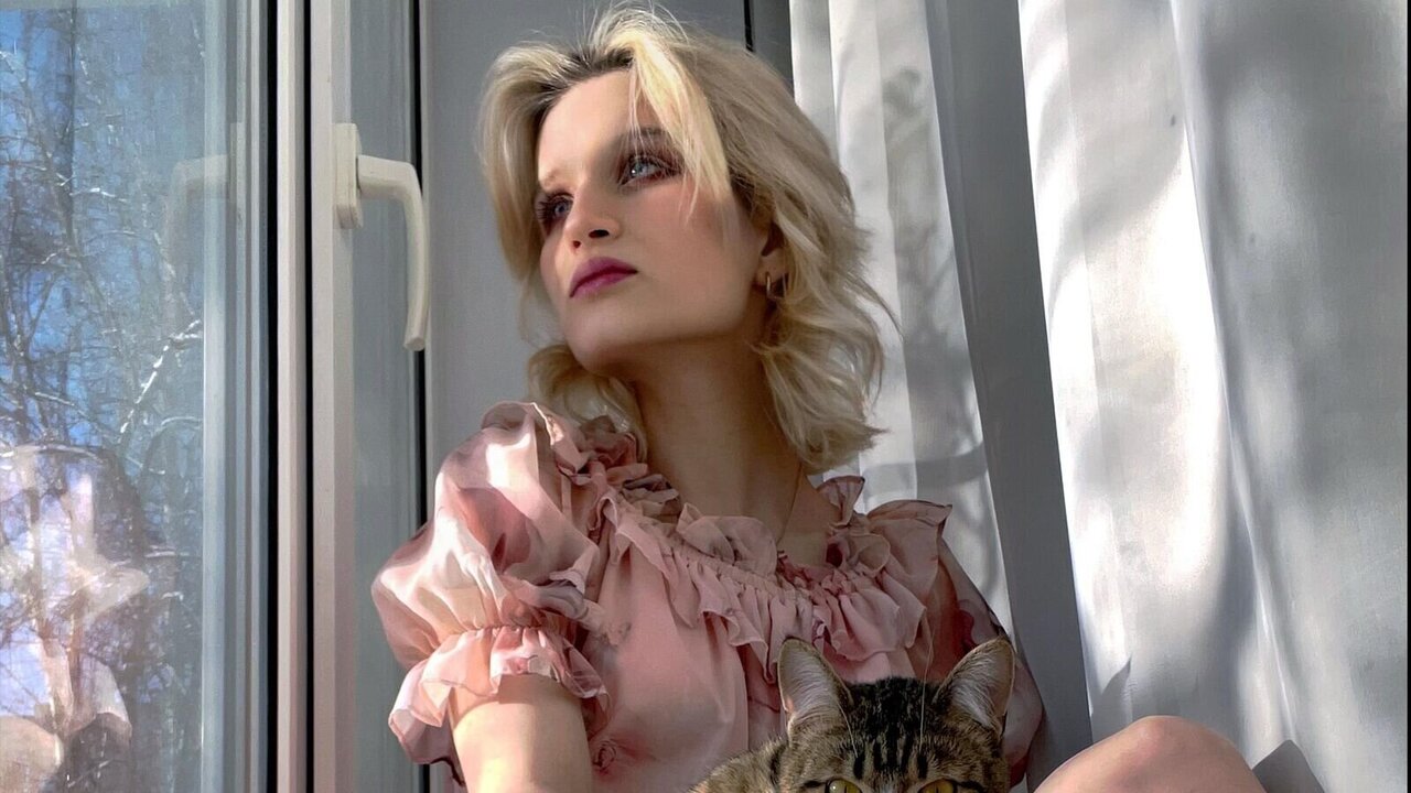 Catch RosalinaHanson’s Private Cam Show